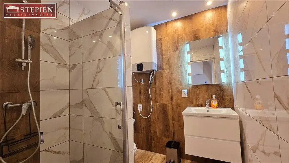 Salle de bain; carrelage, rénové, lumière naturelle, style moderne, chauffe-eau