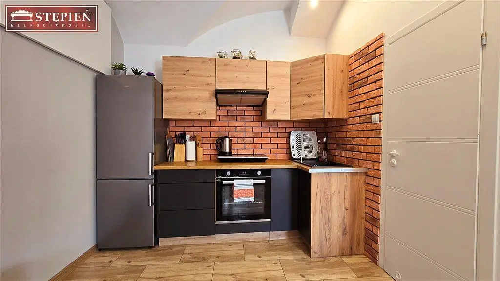 Cuisine; électroménager, parquet, lumière naturelle, style moderne