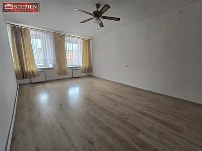 غرفة معيشة; أرضية خشبية, ضوء طبيعي