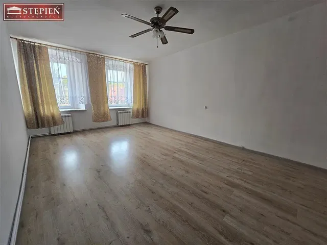 Soggiorno; pavimento in legno, luce naturale