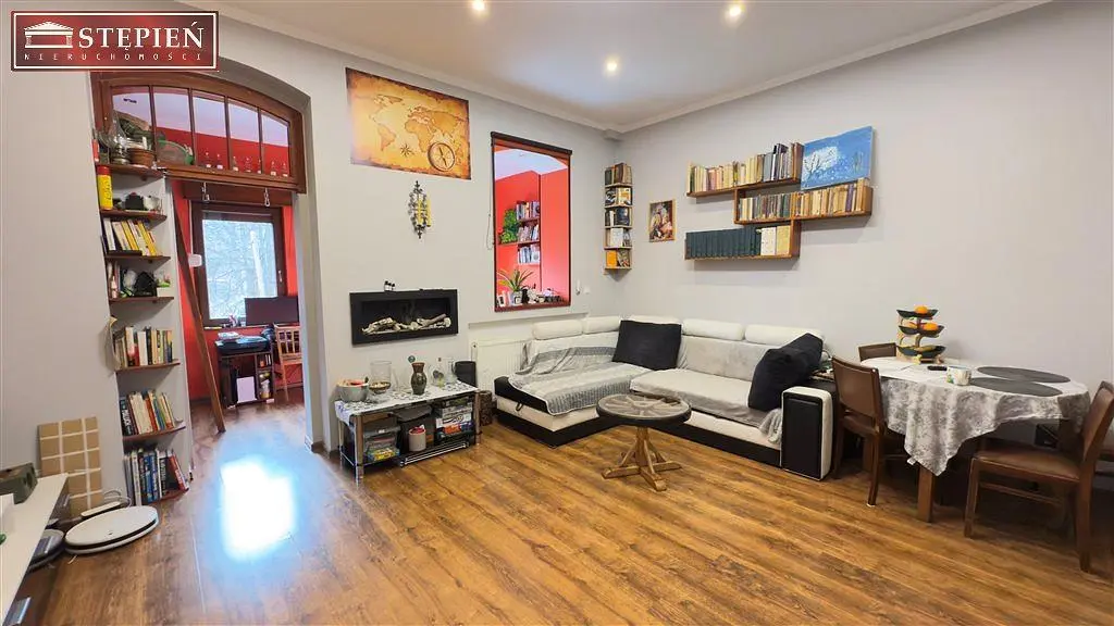 Salon; parquet, lumière naturelle, style moderne