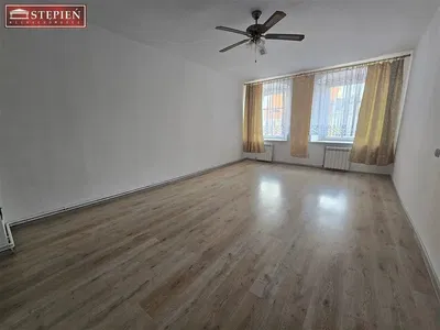 غرفة معيشة; أرضية خشبية, ضوء طبيعي