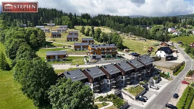 Dům a okolí; výhled