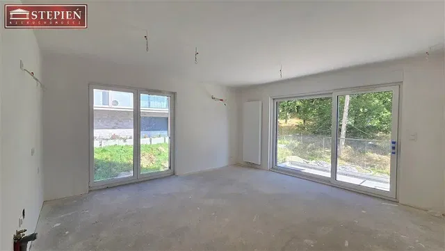 Wohnzimmer; tageslicht, renovierungsbedürftig, blick