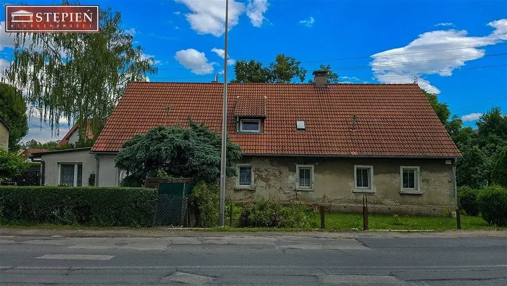 Maison et environs; nécessite rénovation