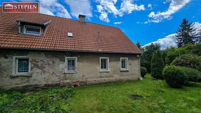 Maison et environs; nécessite rénovation