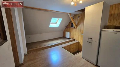 Dětský pokoj; dřevěná podlaha, dřevěné trámy