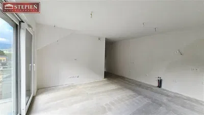 Oturma odası; tadilat gerekiyor, doğal ışık, manzara