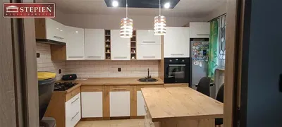 Kuchyně; kuchyňské spotřebiče, přirozené světlo, moderní styl