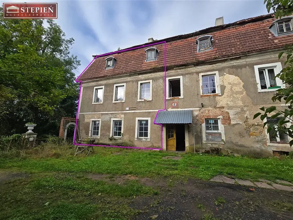 Dům a okolí; nutná rekonstrukce