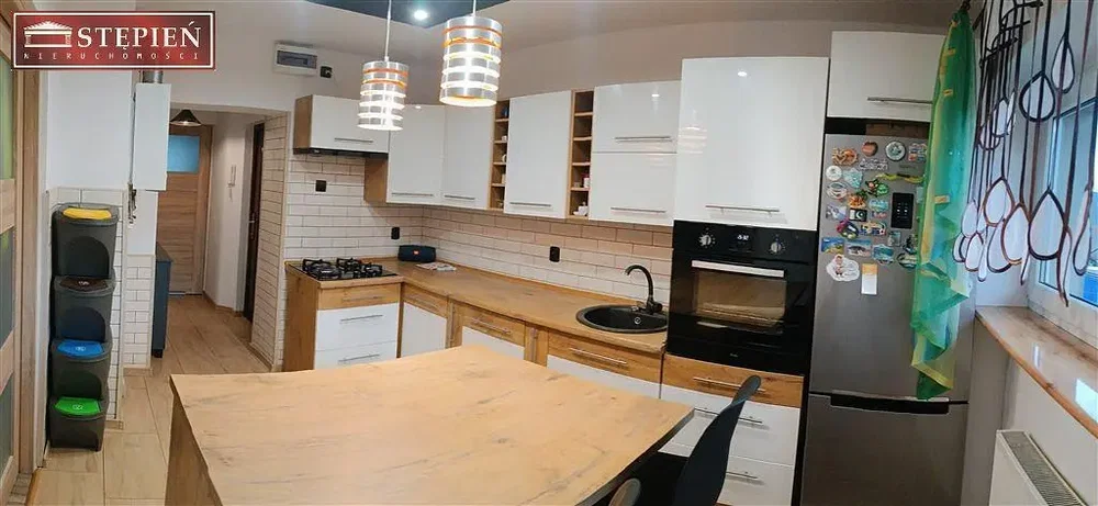 Kuchyně; kuchyňské spotřebiče, dlažba, po rekonstrukci, přirozené světlo, moderní styl