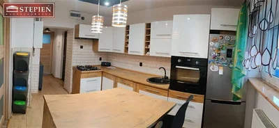 Kuchyně; kuchyňské spotřebiče, dlažba, po rekonstrukci, přirozené světlo, moderní styl