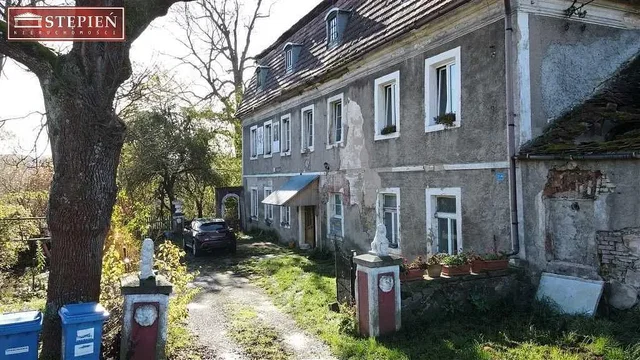 Dům a okolí; nutná rekonstrukce
