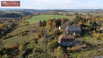 Dům a okolí; výhled