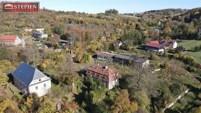 Dům a okolí; výhled