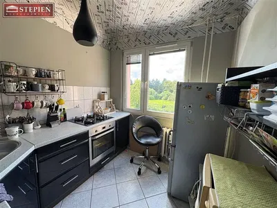 Mutfak; mutfak aletleri, doğal ışık, manzara, modern stil