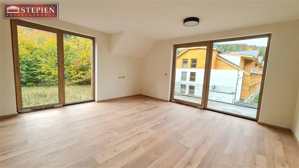 Oturma odası; manzara, ahşap zemin, doğal ışık