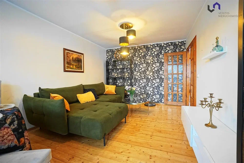 Salon; parquet, lumière naturelle, style moderne