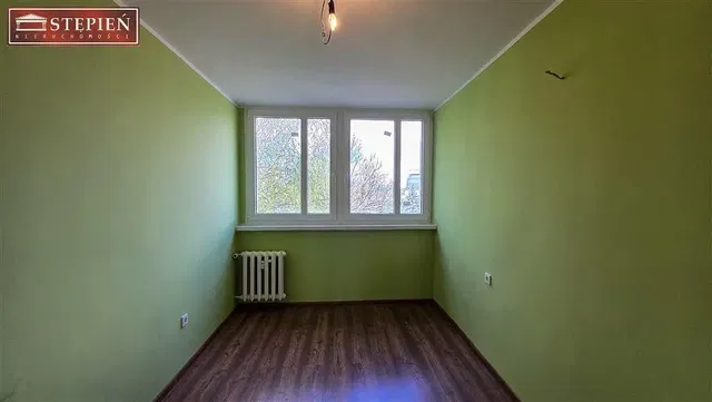 Dnevna soba; drveni pod, prirodno svjetlo, pogled