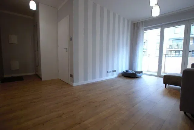 Salon; parquet, lumière naturelle, vue