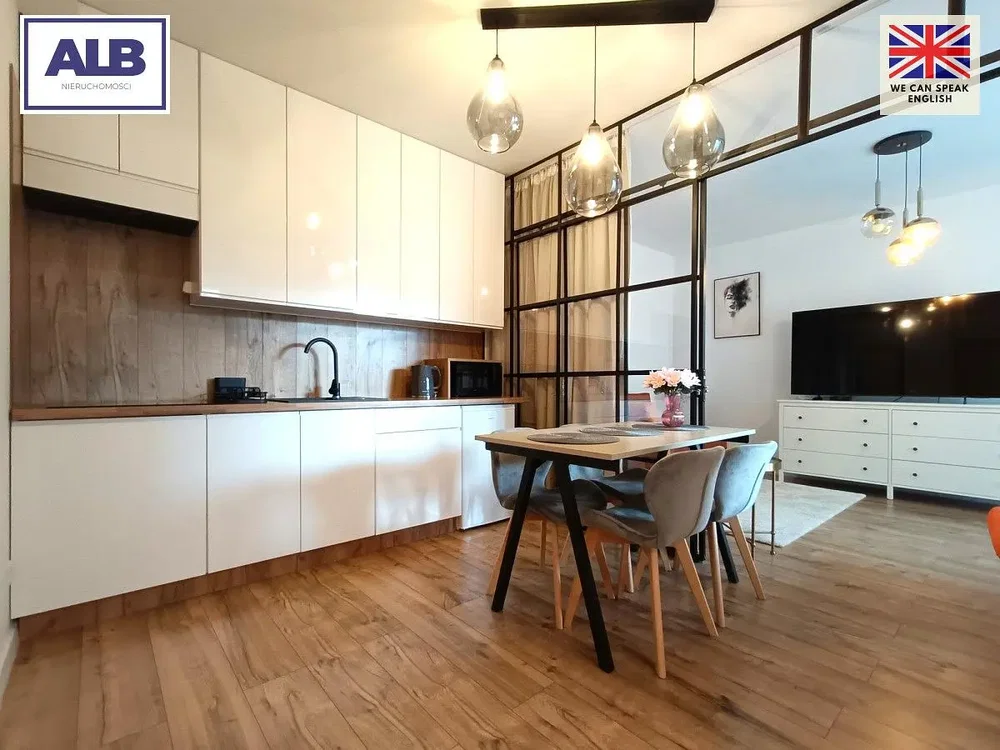Cuisine; parquet, style moderne, lumière naturelle, électroménager