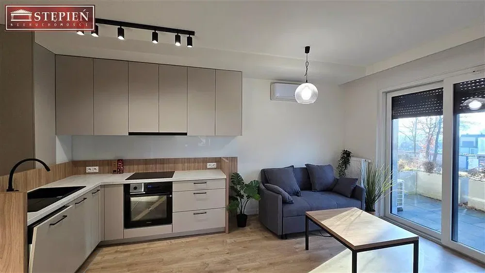 Kuhinja; kuhinjski aparati, prirodno svjetlo, moderni stil