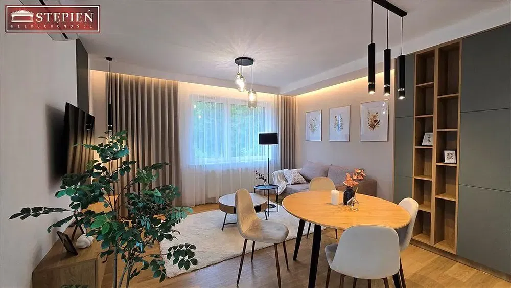 Salon; style moderne, parquet, lumière naturelle