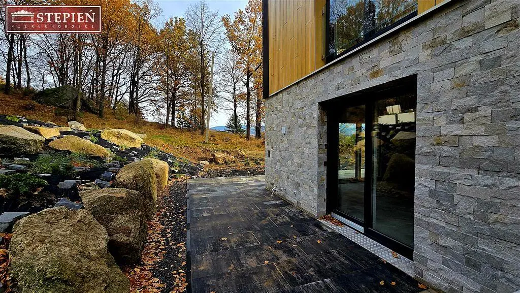 Maison et environs; vue, lumière naturelle, hauteur sous plafond, poutres en bois, style moderne