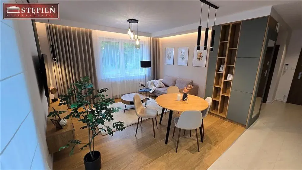 Salon; style moderne, parquet, lumière naturelle, rénové