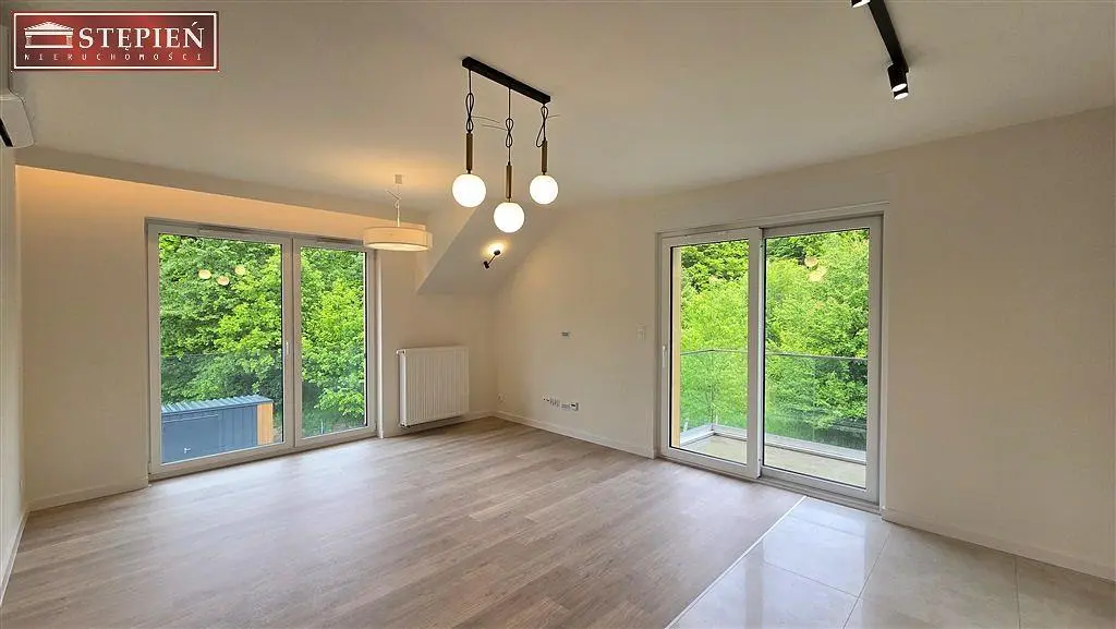 Dnevna soba; pogled, prirodno svjetlo, drveni pod, pločice, renoviran