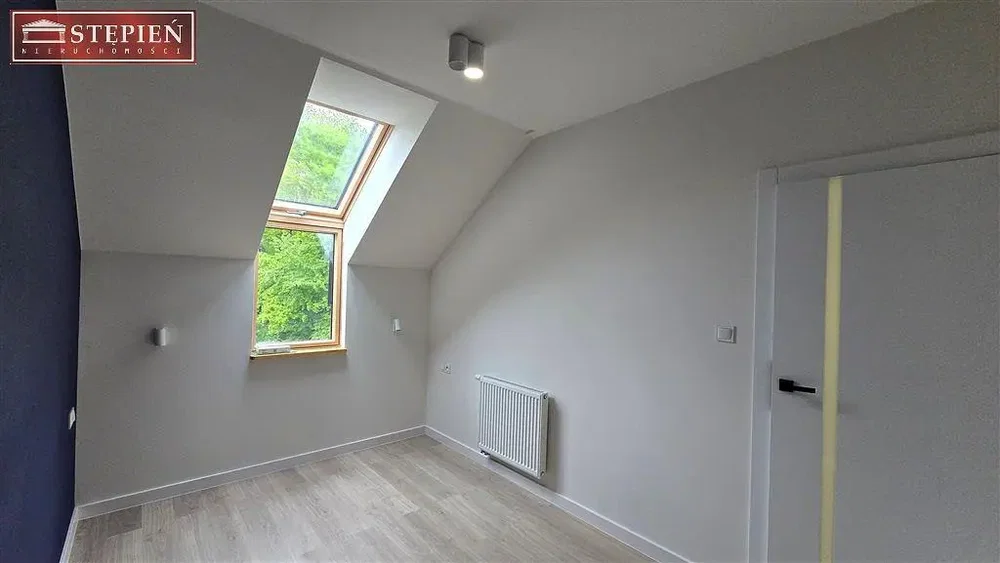 Dječija soba; pogled, drveni pod, prirodno svjetlo