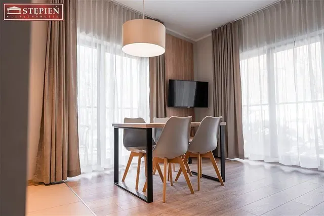 Dnevna soba; prirodno svjetlo, moderni stil, drveni pod