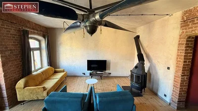 Dnevna soba; kamin, drveni pod, prirodno svjetlo, rustikalni stil