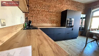 Kuhinja; kuhinjski aparati, drveni pod, prirodno svjetlo, moderni stil, renoviran