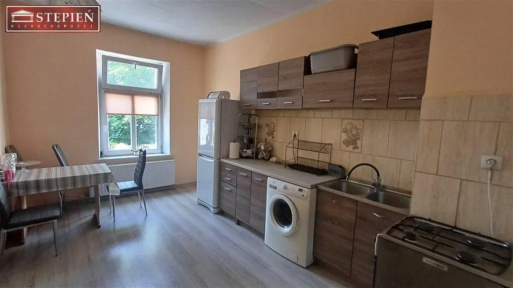 Kuhinja; kuhinjski aparati, drveni pod, prirodno svjetlo, moderni stil