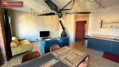 Dnevna soba; drveni pod, rustikalni stil, kamin, prirodno svjetlo