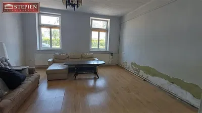 Dnevna soba; potrebna renovacija, drveni pod, prirodno svjetlo, pogled