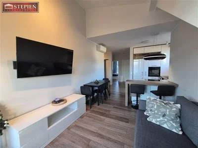 غرفة معيشة; أسلوب عصري, أرضية خشبية, ضوء طبيعي, أجهزة المطبخ