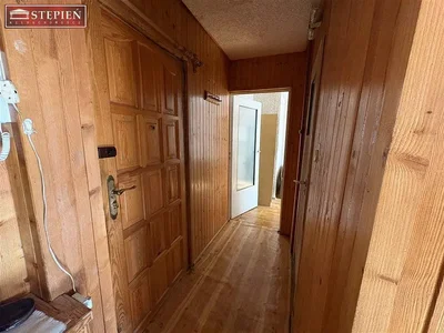 Vestiaire; parquet, poutres en bois