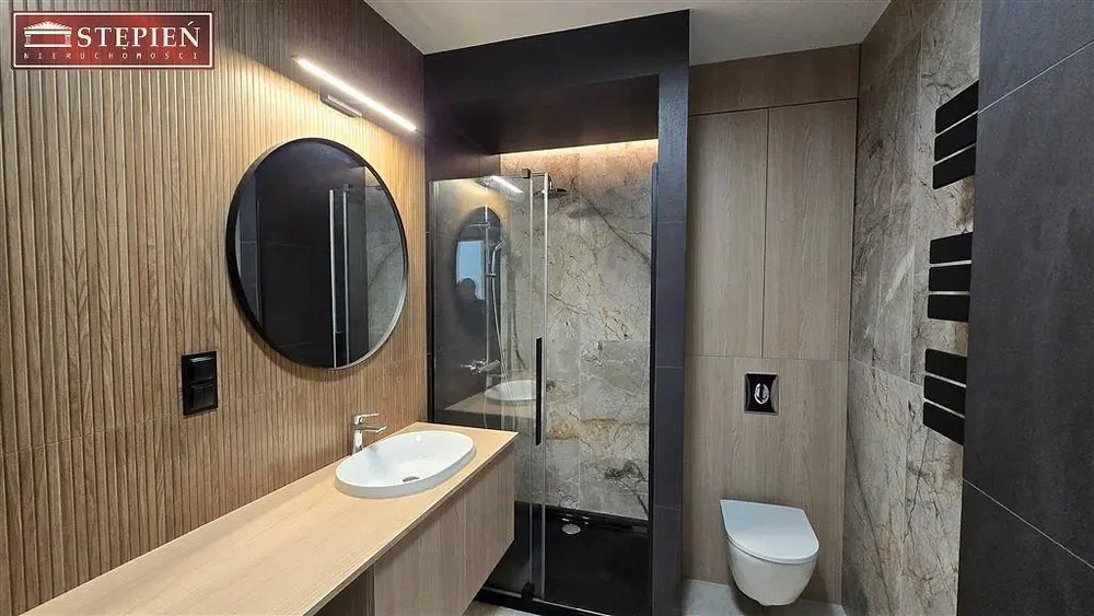 Salle de bain; rénové, lumière naturelle, style moderne