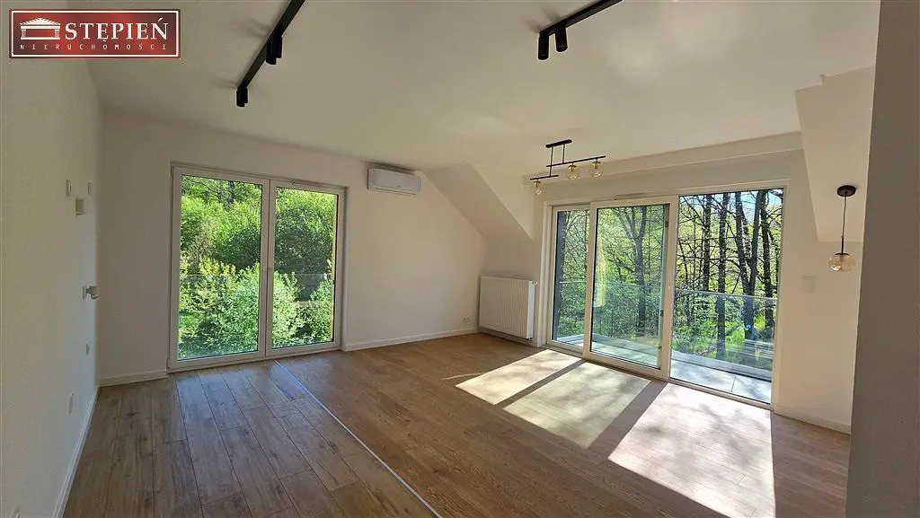 Salon; vue, parquet, lumière naturelle