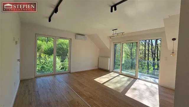 Wohnzimmer; blick, holzboden, tageslicht