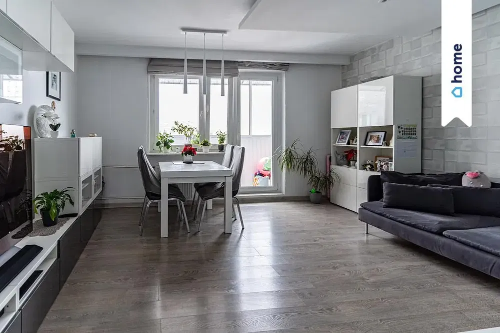 Wohnzimmer; tageslicht, moderner stil, holzboden