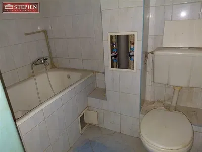 Badezimmer; renovierungsbedürftig