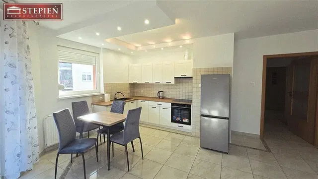 Keuken; keukenapparatuur, tegelvloer, natuurlijk licht