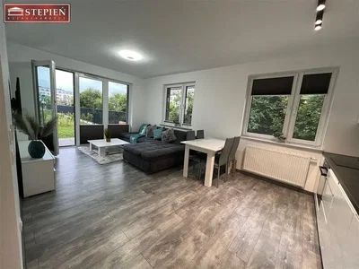 Soggiorno; vista, pavimento in legno, luce naturale, stile moderno