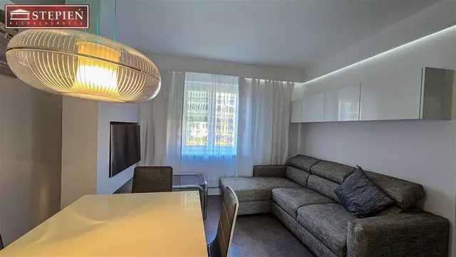 Woonkamer; moderne stijl, natuurlijk licht, tegelvloer