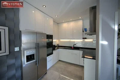 Cuisine; électroménager, rénové, carrelage, lumière naturelle, style moderne