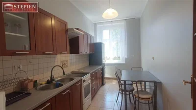 Cuisine; électroménager, carrelage, lumière naturelle