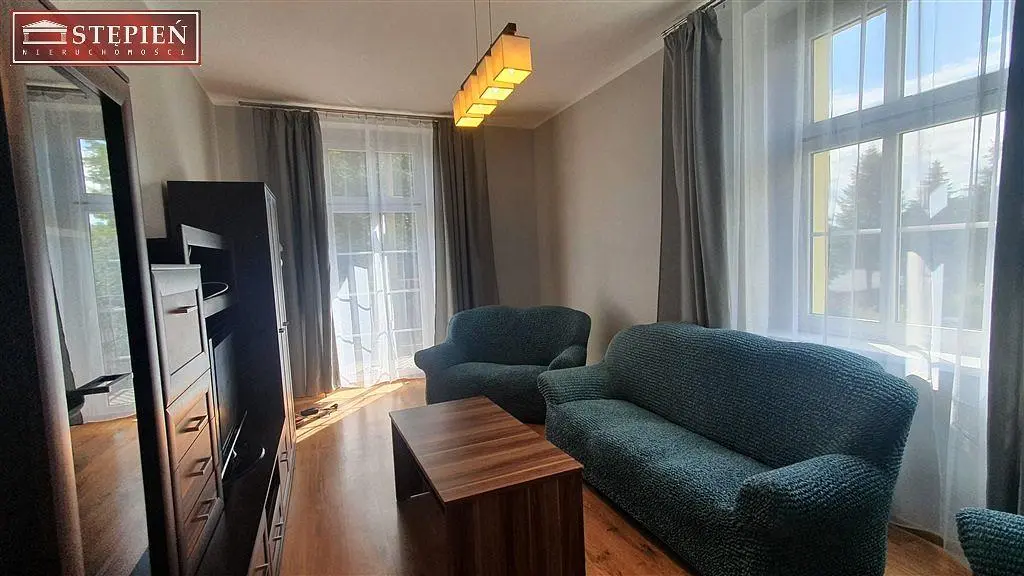 Salon; lumière naturelle, parquet, style moderne, vue